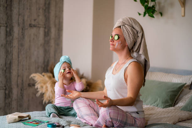 Mère et fille en session de self-care.